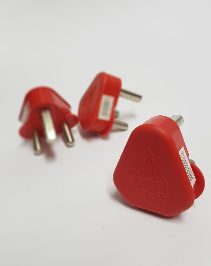 Plug top 3 pin Red Dedicated 16A - Lifestyle Electronics